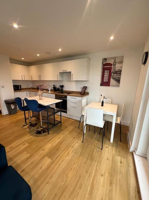 2 Bed Corner Apartment With Gym Manchester Exterior photo